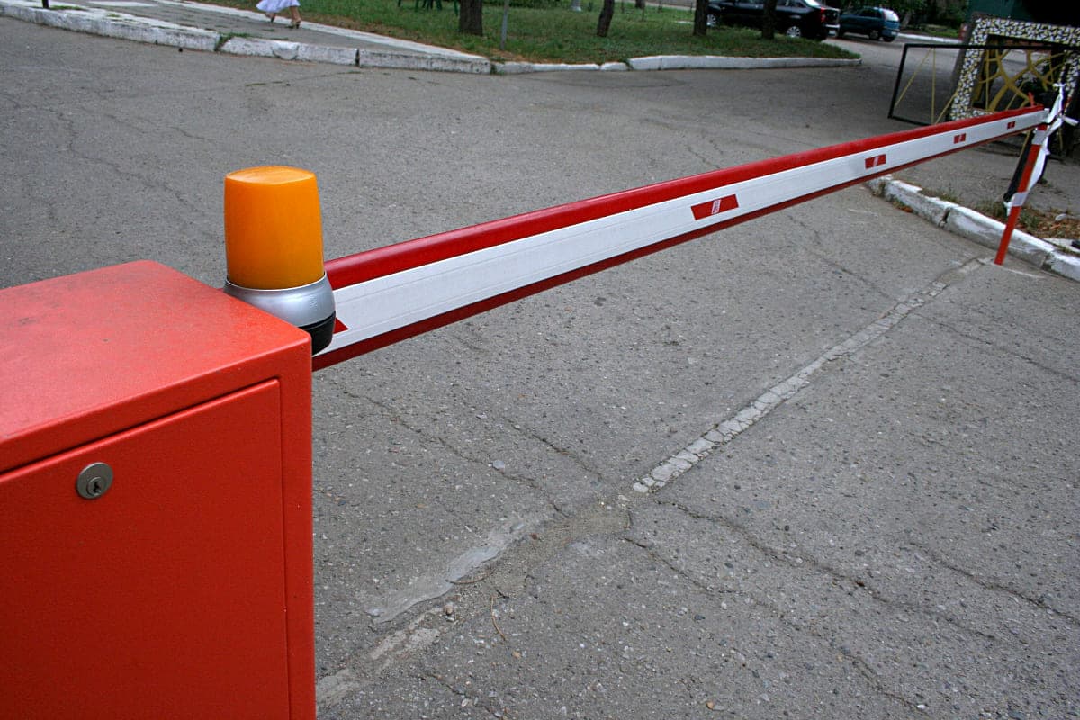 Как выбрать компанию для установки шлагбаума?